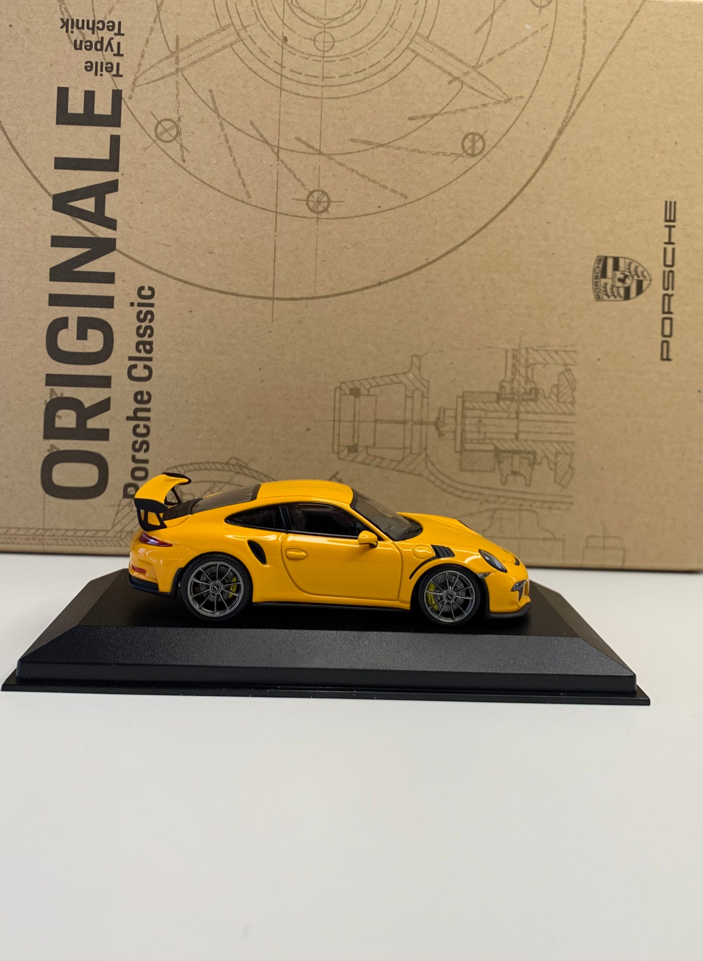 Porsche 911 type 991 GT3 RS Paint To Sample Sginal Yellow Cartima 1/43 Minichamps CA04316046