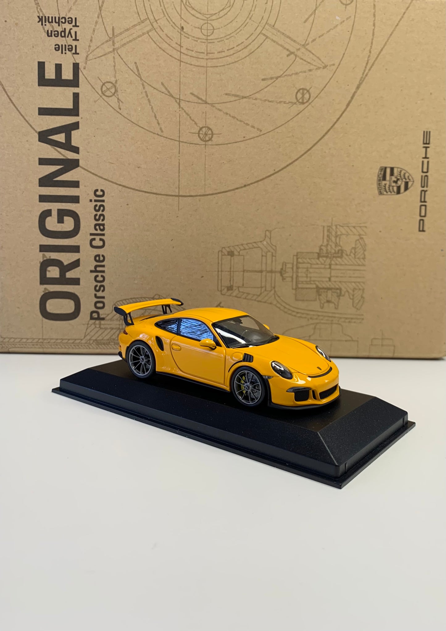 Porsche 911 type 991 GT3 RS Paint To Sample Sginal Yellow Cartima 1/43 Minichamps CA04316046