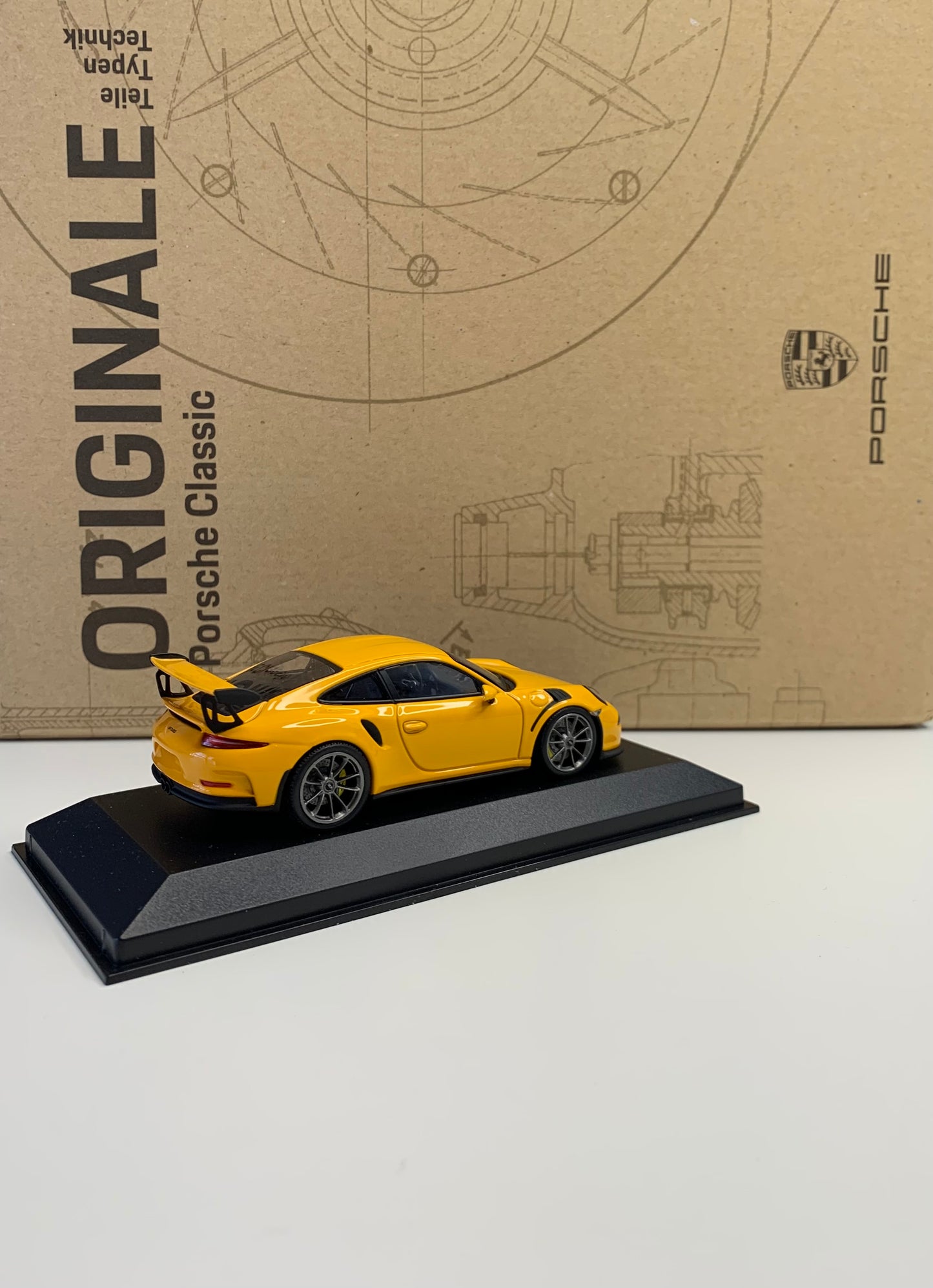 Porsche 911 type 991 GT3 RS Paint To Sample Sginal Yellow Cartima 1/43 Minichamps CA04316046