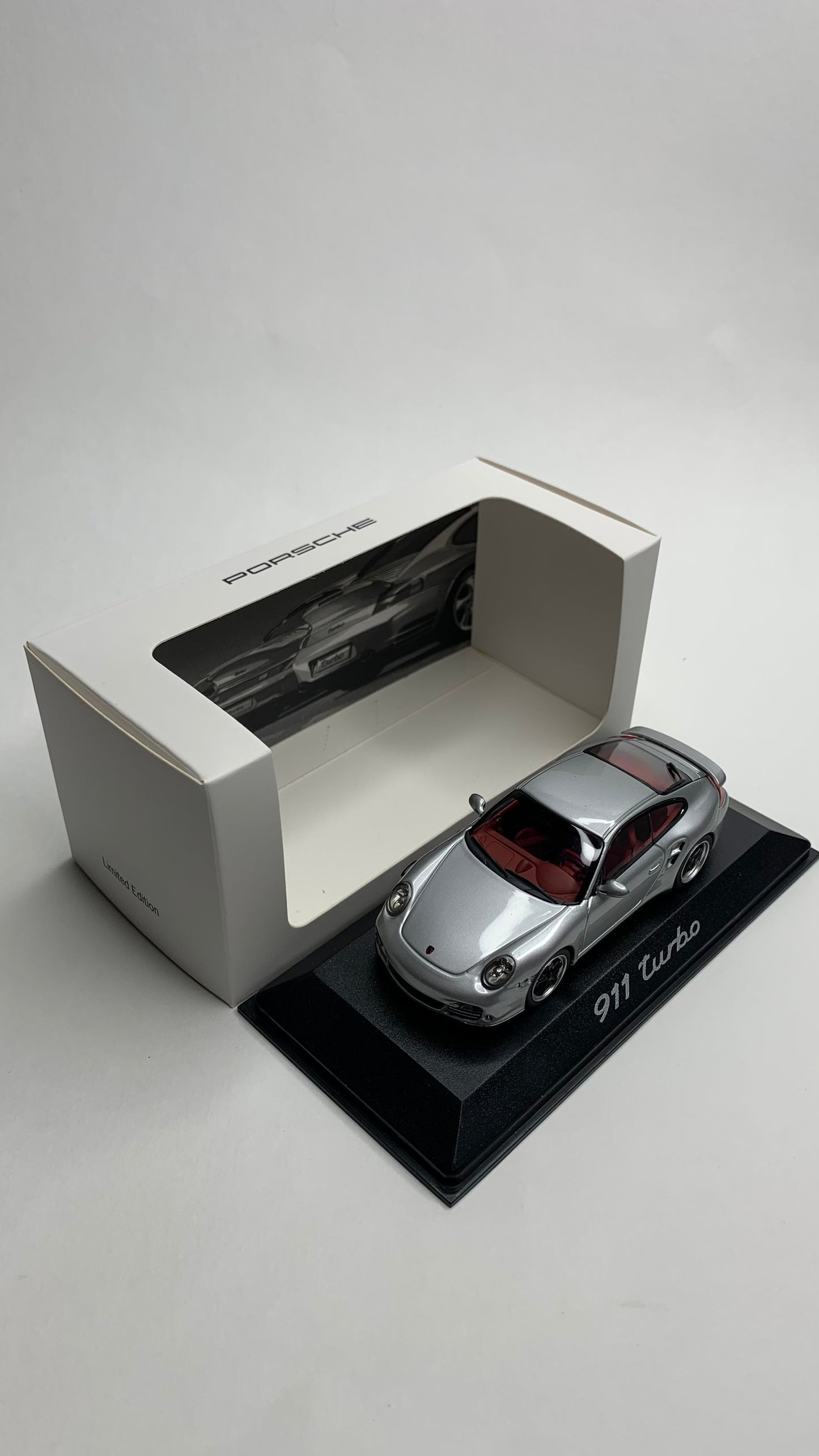 1:43 Minichamps Porsche 911 997 Turbo Heritage Silver CAP04312006 Porsche Muséum