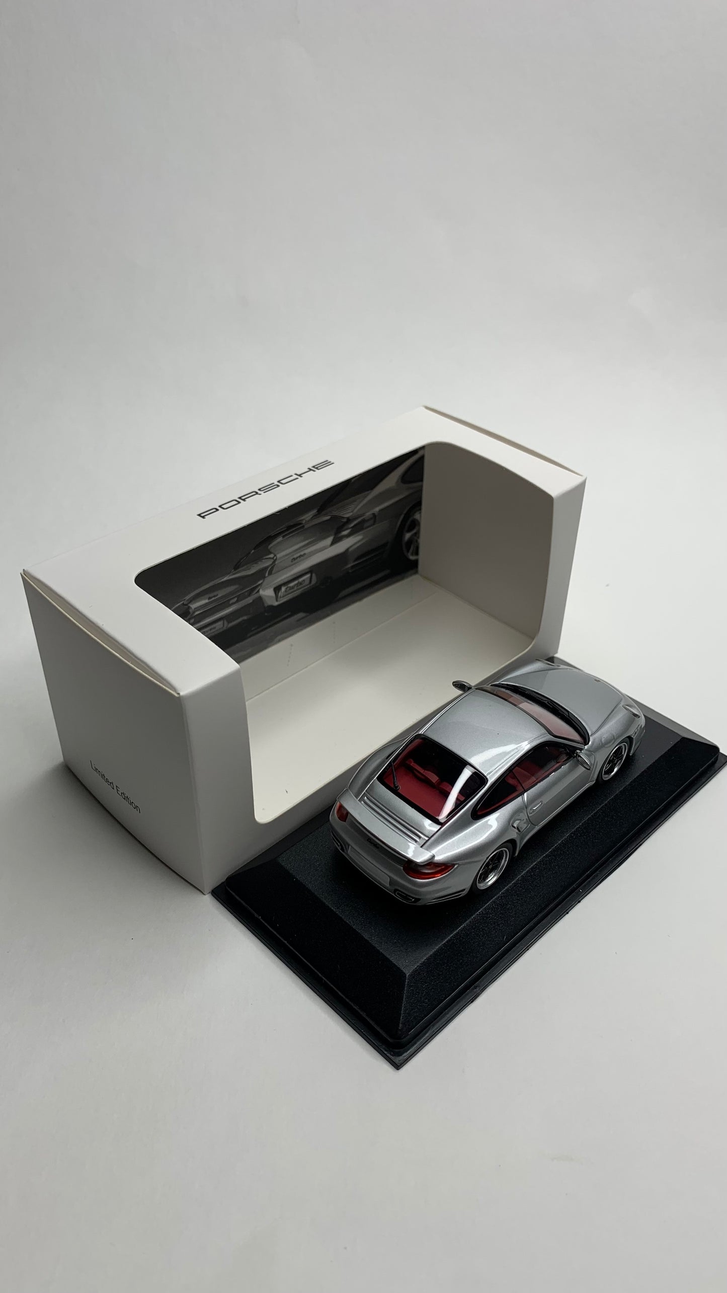 1:43 Minichamps Porsche 911 997 Turbo Heritage Silver CAP04312006 Porsche Muséum